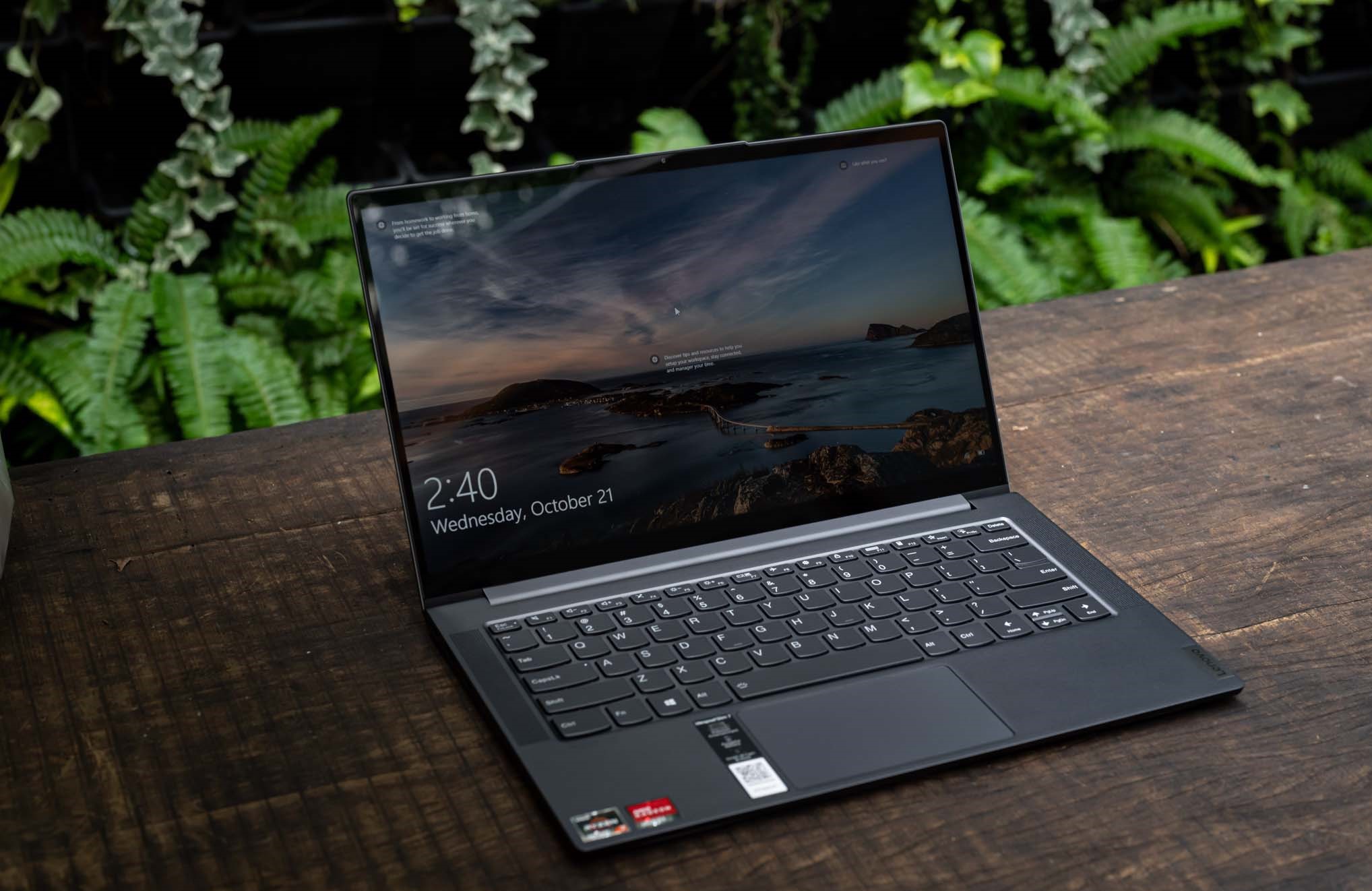 Lenovo Yoga Slim 7 Carbon là chiếc laptop mỏng nhẹ nhất thế giới - Theo Lenovo